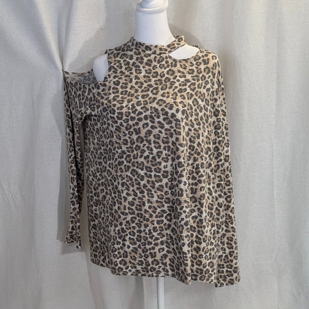 Haptics by Holly Harper Size Large Leopard Print Cold Shoulder Top